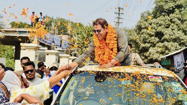 নির্বাচনী প্রচারণায়